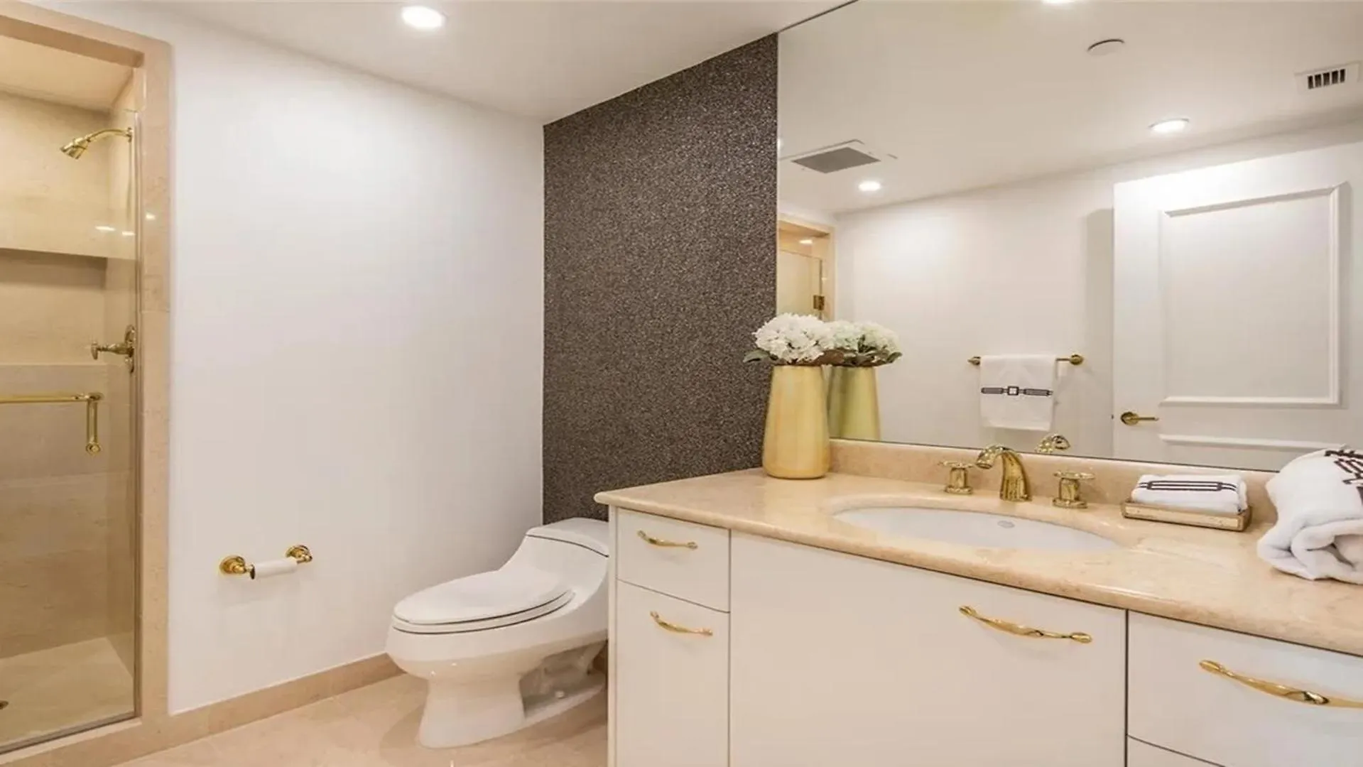 Stunning Four Bedroom Fully Professionally Remodeled Apartment Las Vegas