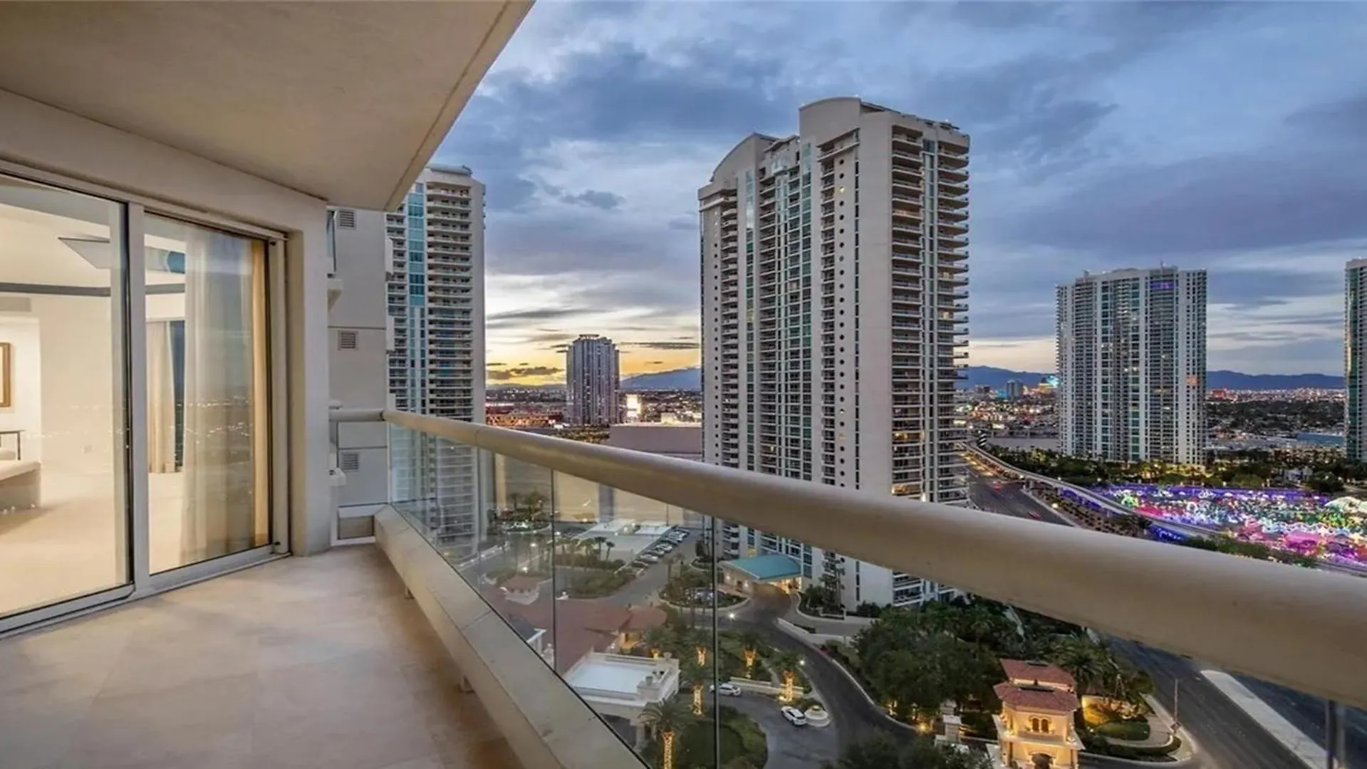 Stunning Four Bedroom Fully Professionally Remodeled Apartment Las Vegas